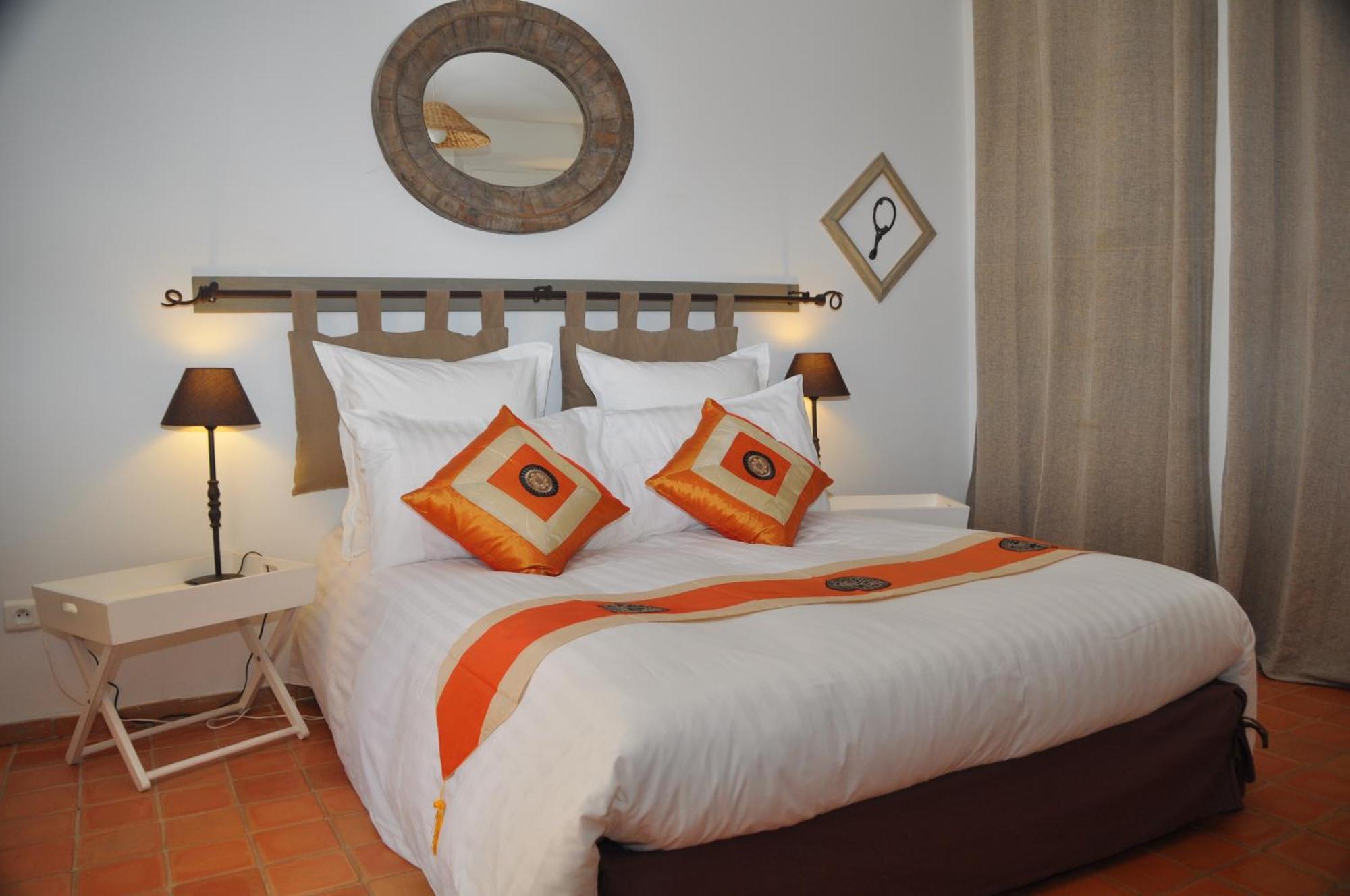 Le Clos Geraldy - Chambres D'Hotes De Charme, Piscine Et Spa Saint-Maximin Værelse billede
